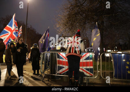 Brexit Remain and Leave campaigners outside Parliament during a debate and vote on the Brexit deal. 30.01.2019. London. Stock Photo