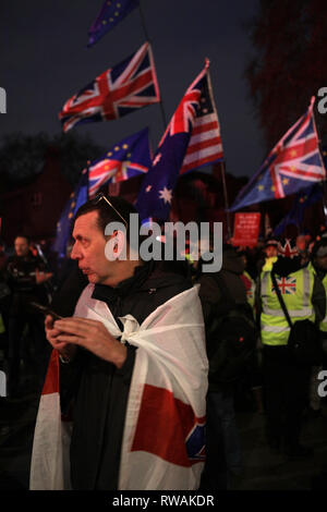 Brexit Remain and Leave campaigners outside Parliament during a debate and vote on the Brexit deal. 30.01.2019. London. Stock Photo