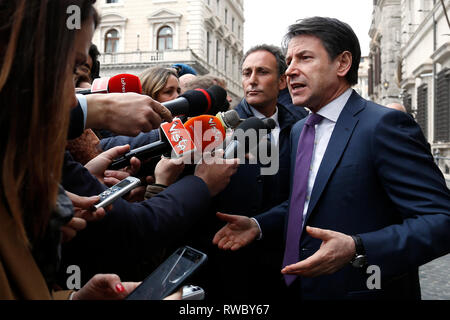 Rome, Italy. 05th Mar, 2019. Giuseppe Conte Rome March 5th 2019. Palazzo Chigi. The Italian Prime Minister surrounded by journalists, cameraman and photographers, while speaks to press after the meeting with the minister of internal affairs and the minister of economic development about TAV (Turin-Lyon high-speed railway). Foto Samantha Zucchi Insidefoto Credit: insidefoto srl/Alamy Live News