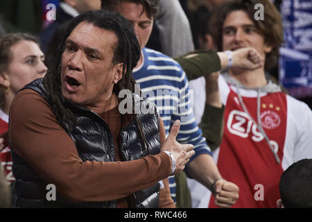 Madrid, Spain. 5th Mar, 2019. AFC Ajax fans in action during the UEFA Champions League Round of 16 Second Leg match between Real Madrid and AFC Ajax at Santiago Bernabeu on March 5, 2019 in Madrid, Spain Credit: Jack Abuin/ZUMA Wire/Alamy Live News Stock Photo