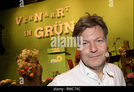 Biberach, Germany. 06th Mar, 2019. Political Ash Wednesday of the Greens in the Stadthalle. Robert Habeck, Federal Chairman Bündnis90/ Die Grünen, stands before the motto 'Vernarrt in Grün'. Credit: Stefan Puchner/dpa/Alamy Live News Stock Photo