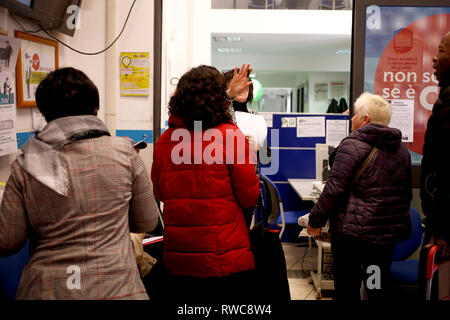 Foto Cecilia Fabiano  - LaPresse 06-03-2019 Roma ( Italia ) Cronaca: reddito di cittadinanza Nella foto : caf Photo Cecilia Fabiano - LaPresse march 06, 2019 Rome ( Italy ) News: social salary in the pic: caf Stock Photo