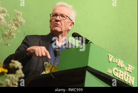 Biberach, Germany. 06th Mar, 2019. Political Ash Wednesday of the Greens in Baden-Württtemberg in the Stadthalle. Winfried Kretschmann, Prime Minister of Baden-Württemberg, Greens) speaks and points to a tea glass. Credit: Stefan Puchner/dpa/Alamy Live News Stock Photo