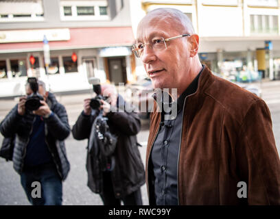 06 March 2019, Baden-Wuerttemberg, Pforzheim: Uwe Hück, former Porsche General Works Council Chairman, comes to the opening of the 'Revolutionary Election Office'. Hück will run for the Pforzheim SPD as the top candidate for the local elections on 26 May. Photo: Fabian Sommer/dpa Stock Photo