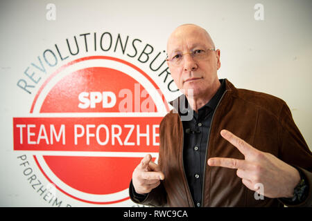 06 March 2019, Baden-Wuerttemberg, Pforzheim: Uwe Hück, ex-Porsche-Genamtbetriebsratschef, looks into the camera during the opening of the 'Revolutions-Wahlbüro'. Hück will run for the Pforzheim SPD as the top candidate for the local elections on 26 May. Photo: Fabian Sommer/dpa Stock Photo