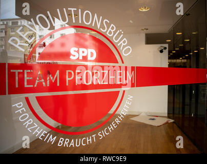 06 March 2019, Baden-Wuerttemberg, Pforzheim: The newly opened 'Revolutions-Wahlbüro' in Pforzheim city centre. Hück will run for the Pforzheim SPD as the top candidate for the local elections on 26 May. Photo: Fabian Sommer/dpa Stock Photo