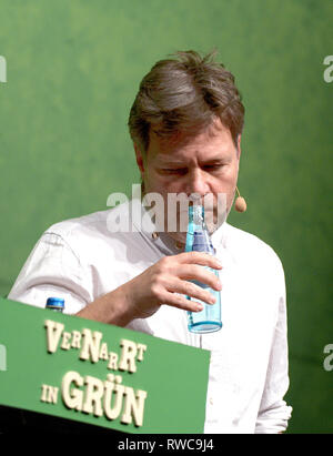 Biberach, Germany. 06th Mar, 2019. Political Ash Wednesday of the Greens in Baden-Württemberg in the Stadthalle. Robert Habeck, Federal Chairman Bündnis90/ Die Grünen, drinks from a water bottle. Credit: Stefan Puchner/dpa/Alamy Live News Stock Photo