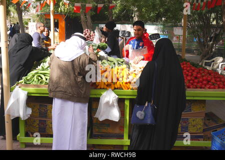 Shoppers at the farmers’ market, held at the botanical garden in Budaiya, Kingdom of Bahrain Stock Photo