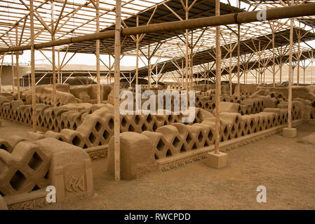 Adobe walls of the city of Chan Chan, capital of the Chimú kingdom. Chan Chan archaeological site, Unesco World Heritage. Trujillo, Peru. Jul 2018 Stock Photo