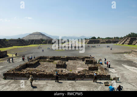 View of tourists on Avenue of the Dead and Pyramid of the Sun and at Teotihuacan, Mexico Stock Photo