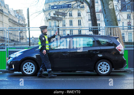 policeman directing traffic on Quai de l'Hotel de Ville, Paris, France Stock Photo