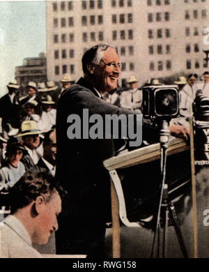 Roosevelt, Franklin Delano, 30.1.1882 - 12.4.1945, American politician (Dem.), half length, speech during of the presidential election campaign in Topeka, Kansas, 14.9.1932, coloured photograph, cigarette card, series 'Die Nachkriegszeit', 1935, Additional-Rights-Clearance-Info-Not-Available Stock Photo