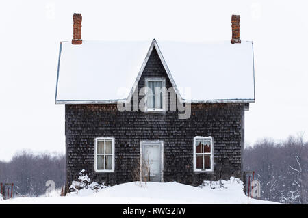 Abandoned farm house in winter, nr Barrow Bay, Ontario, Canada Stock Photo
