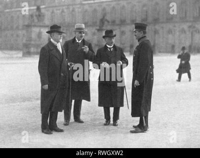 Scheidemann, Philipp, 26.7.1865 - 29.11.1939, German politician (SPD), full length, with colleagues on way the to the National Assembly, Weimar, February 1919, Additional-Rights-Clearance-Info-Not-Available Stock Photo