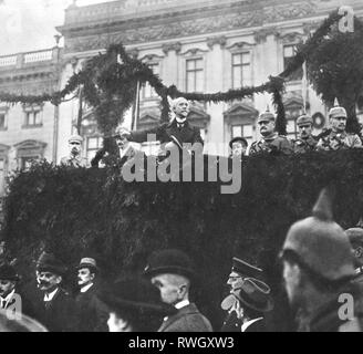 Scheidemann, Philipp, 26.7.1865 - 29.11.1939, German politician (SPD), half length, at the return of German troops, Berlin, December 1918, Additional-Rights-Clearance-Info-Not-Available Stock Photo