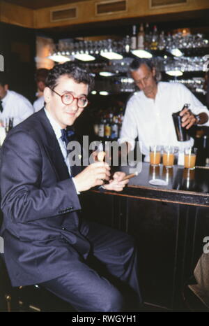 Lukoschik, Andreas 'Leo', * 31.1.1953, German presenter and businessman, half-length, with Charles Schumann, in his bar, Munich, 1990s, Additional-Rights-Clearance-Info-Not-Available Stock Photo