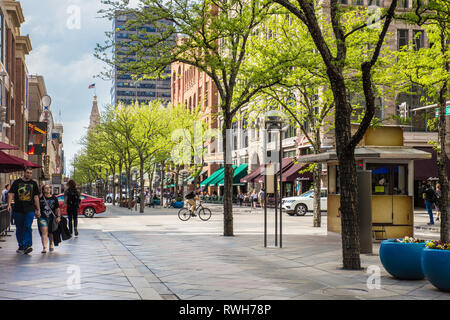 Denver, Colorado, USA-September 12, 2014. Shopping At Park Meadows Mall Of  South Denver. Stock Photo, Picture and Royalty Free Image. Image 31981654.