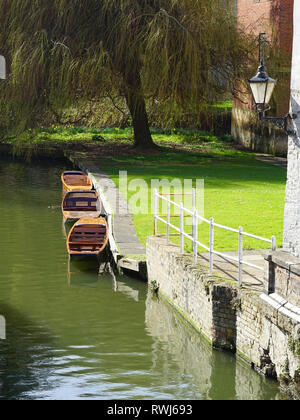 Punts on the River Cam, Cambridge viewed from Magdalen Street Bridge Stock Photo
