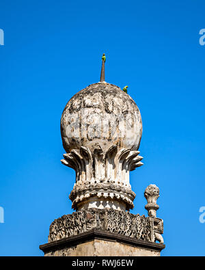 Parrots sitting on the side pillars of Golghumbaj-the mausoleum of king Mohammed Adil Shah, Sultan of Bijapur, India. Stock Photo