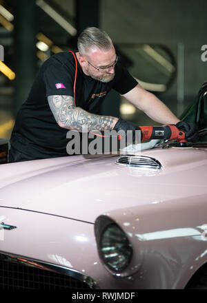 Stuttgart, Germany. 07th Mar, 2019. An employee polishes an old Ford Thunderbird on the exhibition floor of the Retro Classics 2019 classic car fair. Oldtimers of all kinds will be on display at the 19th Retro Classics from 7 to 10 March. Credit: Fabian Sommer/dpa/Alamy Live News Stock Photo