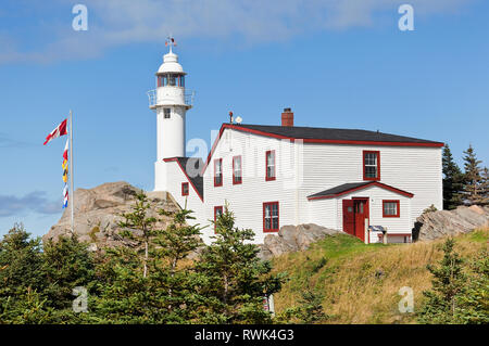 Lobster Cove Head Lighthouse attached to the lighthouse keeper's home which currently serves as a Parks Canada interpretive exhibit. Rocky Harbour, Gros Morne National Park, Newfoundland, Canada Stock Photo