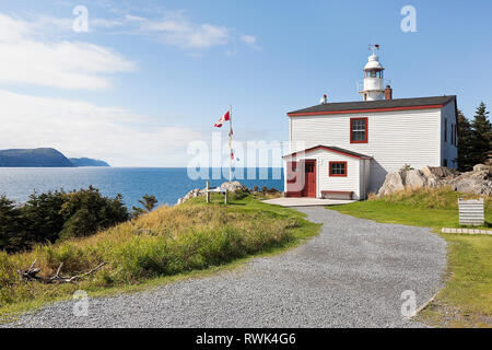 Lobster Cove Head Lighthouse and lighthouse keeper's home overlooking the Gulf of St. Lawrence. The lighthouse keeper's home currently serves as a Parks Canada interpretive exhibit. Rocky Harbour, Gros Morne National Park, Newfoundland, Canada Stock Photo