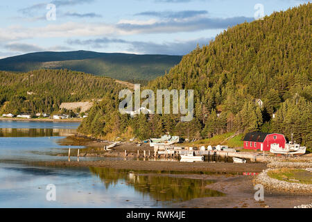 Homes spread out at the foot of mountainous terrain along the shore of Neddies Harbour, Norris Point,Gros Morne National Park, Newfoundland, Canada Stock Photo