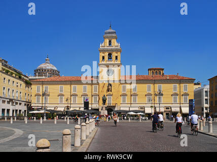 Piazza Garibaldi square and Governor's Palace (palazzo del governatore), Parma, Emilia Romagna, Italy Stock Photo