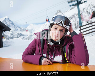 Metà uomo adulto in felpa con cappuccio in coperta di neve paesaggio di  montagna, ritratto, Alpe Ciamporino, Piemonte, Italia Foto stock - Alamy