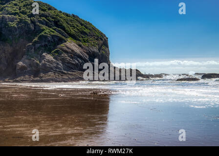 Picturesque coastal view of giant cliffs at Stands Beach on a sunny day with reflections in the water, Dana Point, California Stock Photo