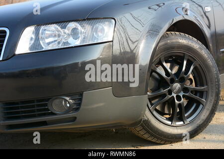 Discreto Audi A4 B6 con 3.0 litros de seis cilindros en ruedas VMR!