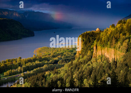 Vista House atop Crown Point, along the historic  Columbia River Gorge Scenic Highway, Oregon, USA. Stock Photo