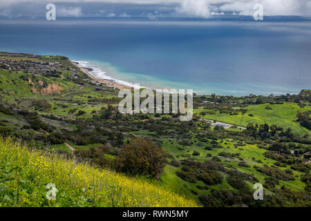 Colorful elevated view of Southern California coastline with green rolling hills and flowers in bloom, Del Cerro Park, Rancho Palos Verdes, California Stock Photo