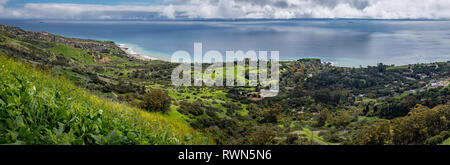 Colorful elevated view of Southern California coastline with green rolling hills and flowers in bloom, Del Cerro Park, Rancho Palos Verdes, California Stock Photo