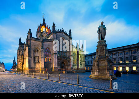 Night view of St Giles' Cathedral , or the High Kirk of Scotland, on the Royal Mile in Edinburgh Old Town, Scotland, UK Stock Photo