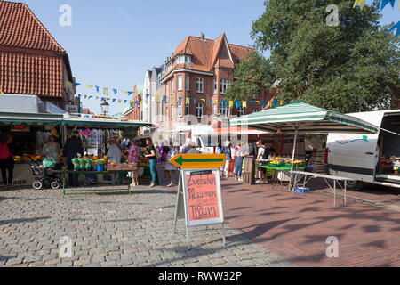 Wochenmarkt in der Fußgängerzone Lange Straße mit Fähnchen Geschmückt, Altstadt, Buxtehude, Altes Land, Niedersachsen, Deutschland, Europa Stock Photo