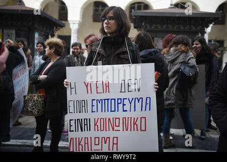Thessaloniki, Greece. 8th Mar, 2019. A woman holds a banner during a protest. Due to International Women's Day women of the Hellenic Women Federation demonstrated at the center of the city, demanding equal rights with men in the labor sector and improvement on the working conditions of working mothers. Credit: Giannis Papanikos/ZUMA Wire/Alamy Live News Stock Photo