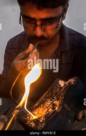 (190308) -- KOLKATA, March 8, 2019 (Xinhua) -- A worker makes gold jewellery at a workshop in Kolkata, India, March 8, 2019. Indian jewellery industry plays an important role in the economy, accounting for 7 percent of GDP and 14 percent of merchandise exports and provides direct employment to 5 million people. (Xinhua/Tumpa Mondal) Stock Photo