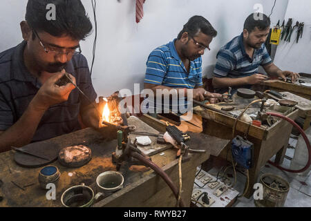 (190308) -- KOLKATA, March 8, 2019 (Xinhua) -- Workers make gold jewellery at a workshop in Kolkata, India, March 8, 2019. Indian jewellery industry plays an important role in the economy, accounting for 7 percent of GDP and 14 percent of merchandise exports and provides direct employment to 5 million people. (Xinhua/Tumpa Mondal) Stock Photo