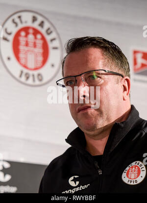 Hamburg, Germany. 08th Mar, 2019. St. Paulis trainer Markus Kauczinski enters the press conference at the Millerntor Stadium. Kauczinski commented on the upcoming derby against Hamburger SV on 10 March 2019. Credit: Axel Heimken/dpa/Alamy Live News Stock Photo