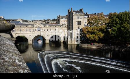 Pultney Bridge over the river Avon in the old town of Bath, Bath, Somerset, England, Great Britain Stock Photo