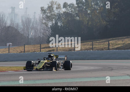 Barcelona, Spain. 28th February, 2019 - Nico Hulkenberg from Germany with 27 Renault F1 Team RS19 on track during F1 Test. Stock Photo