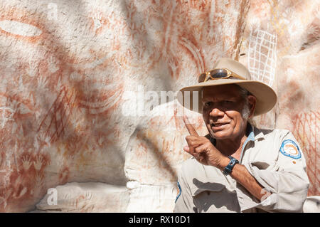 Aboriginal elder, Fred Conway gives a guided tour of The Art Gallery in Carnarvon Gorge, Queensland, Australia Stock Photo