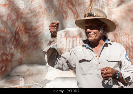 Aboriginal elder, Fred Conway gives a guided tour of The Art Gallery in Carnarvon Gorge, Queensland, Australia Stock Photo