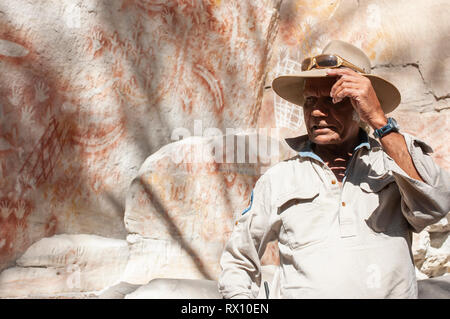 Aboriginal elder, Fred Conway gives a guided tour of The Art Gallery in Carnarvon Gorge, Queensland, Australia Stock Photo