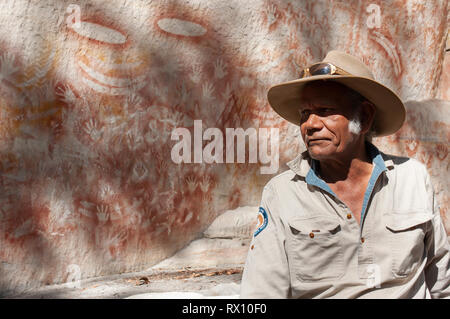 Aboriginal elder, Fred Conway gives a guided tour of The Art Gallery in Carnarvon Gorge, Queensland, Australia Stock Photo