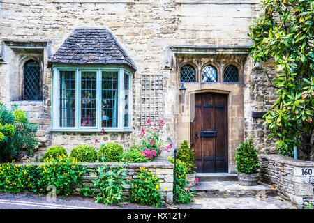 Pretty Cotswold stone cottage in the Cotswold village of Burford in Oxfordshire. Stock Photo