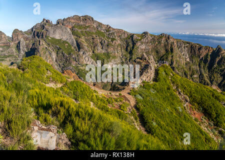 Wanderweg im Zentralmassiv zwischen Madeiras höchsten Bergen Pico Arieiro und Pico Ruivo, Madeira, Portugal, Europa |  hiking trail in the central mou Stock Photo