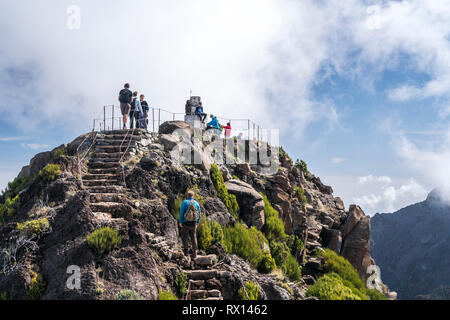 Aufstieg zum Gipfel von Madeiras höchstem Berg Pico Ruivo, Madeira, Portugal, Europa |  climb to the summit  of Madeira's highest peak Pico Ruivo, Mad Stock Photo