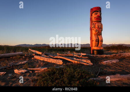 A totem pole marks a boundary point near the head of the Goose Spit indicating First Nation traditional territory, Comox, The Comox Valley, Vancouver  Stock Photo